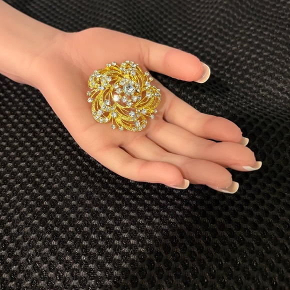 Vintage Gold Filigree Rhinestone Brooch - Sparkling Floral Statement Pin - Picture 6 of 7